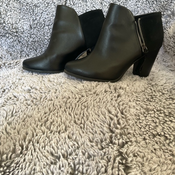Size 7W Fioni leather and suede heeled ankle boots - Picture 3 of 6